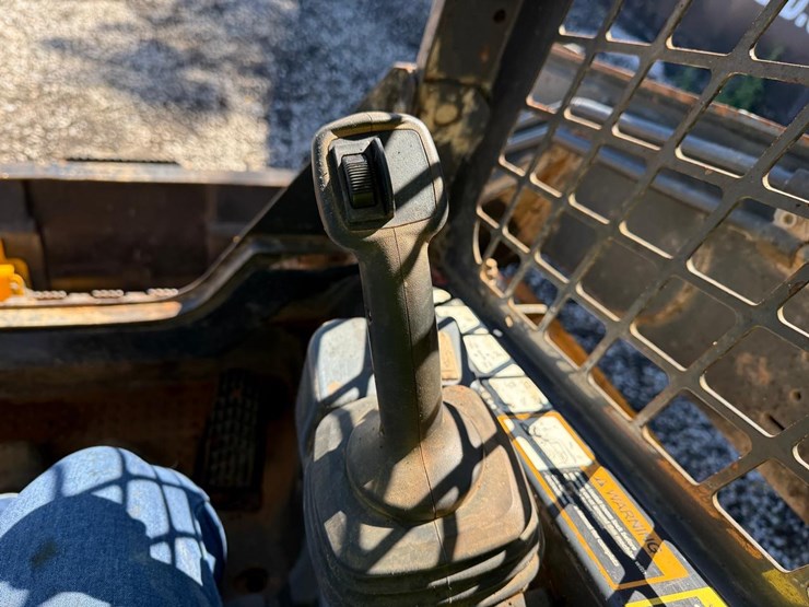 2017-deere-331g-image-23