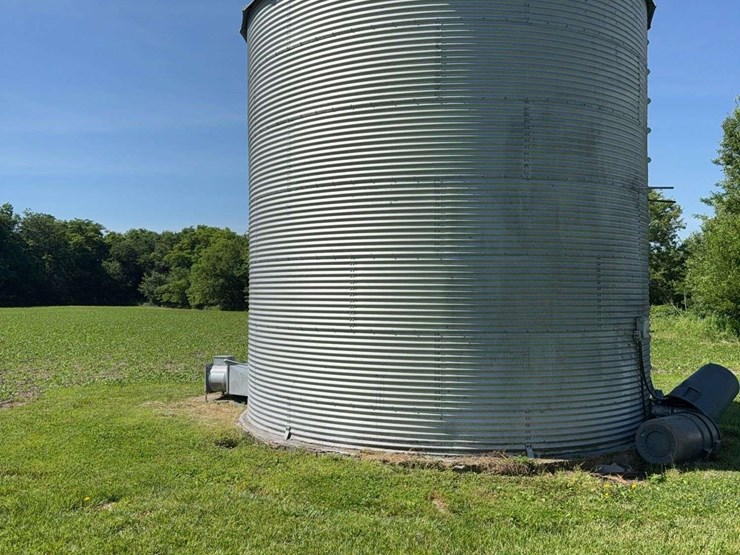 3200-bushel-grain-bin,-18ft,-with-fan,-3-phase,-floor-is-15-years-old,-electric-6''-unload,-buyer-removes-themselves-image-2
