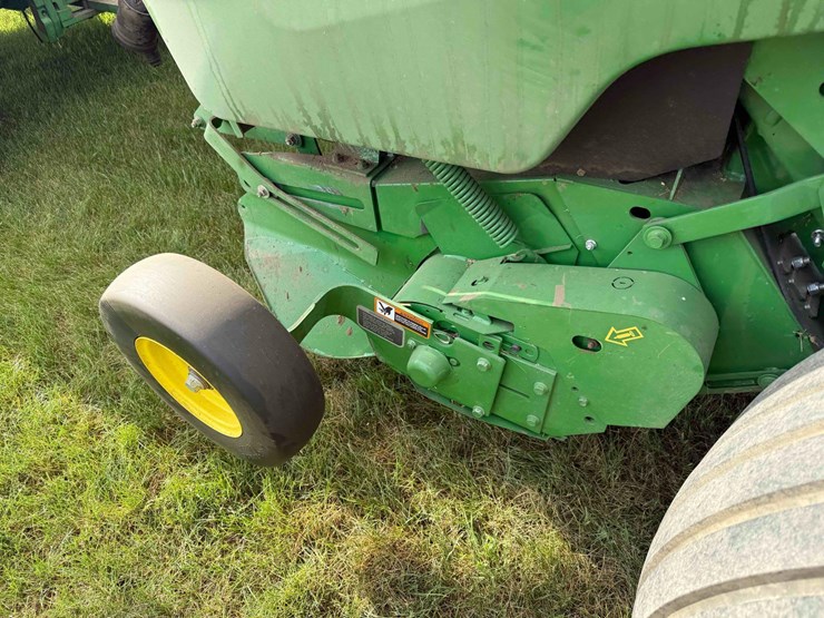 2020-john-deere-560m-image-21