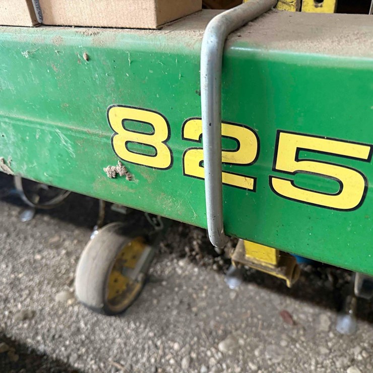 JOHN DEERE 825