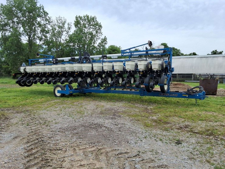 2015-kinze-16-row-corn-planter-with-dry-fertilizer-image-17