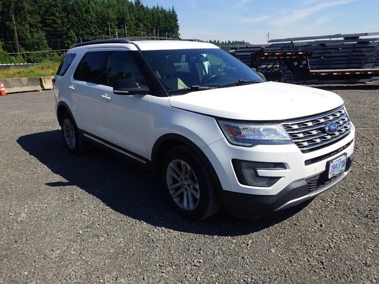 2016-ford-explorer-image-3
