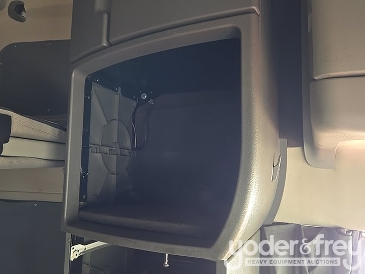 2019-volvo-vnl860-image-50
