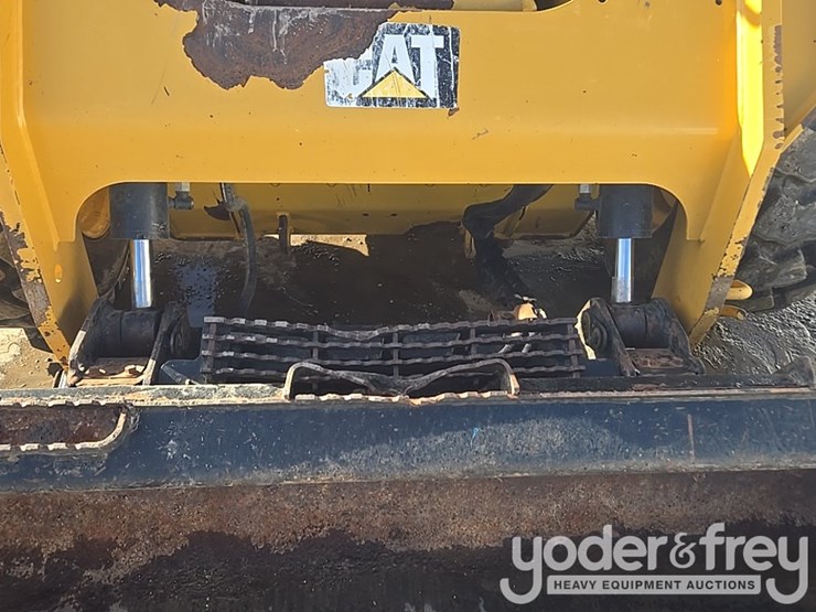 2017-caterpillar-262d-image-16