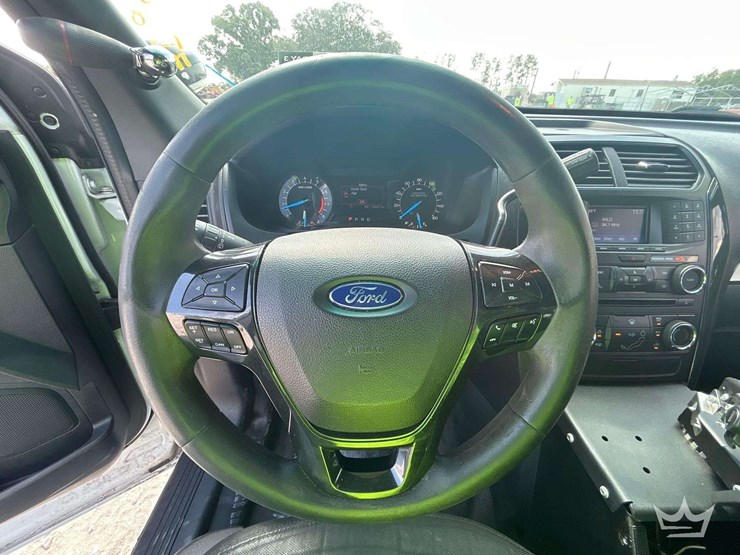 2016-ford-explorer-image-12