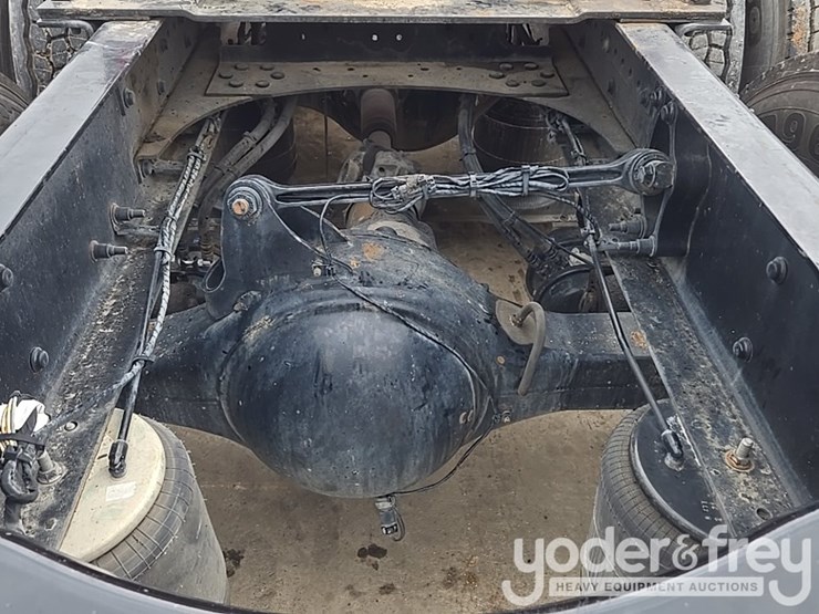2019-volvo-vnl860-image-20