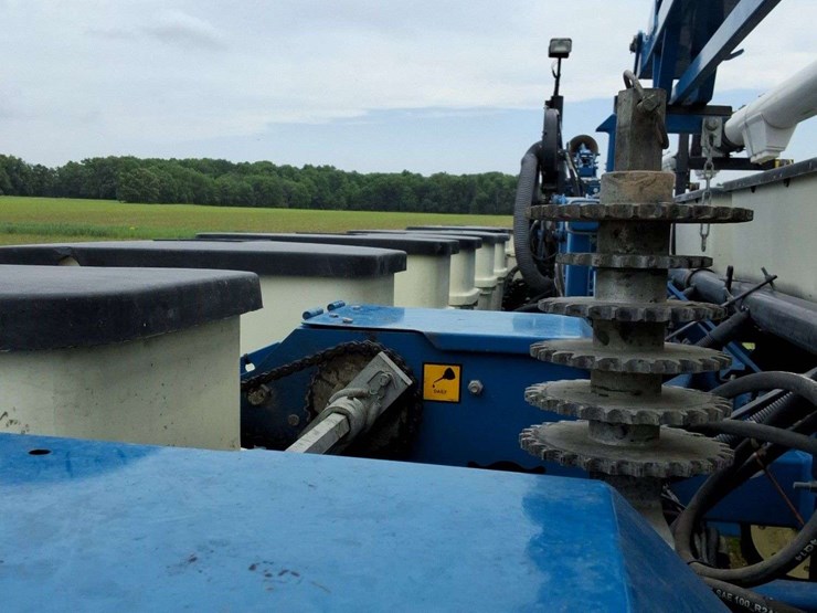 2015-kinze-16-row-corn-planter-with-dry-fertilizer-image-32