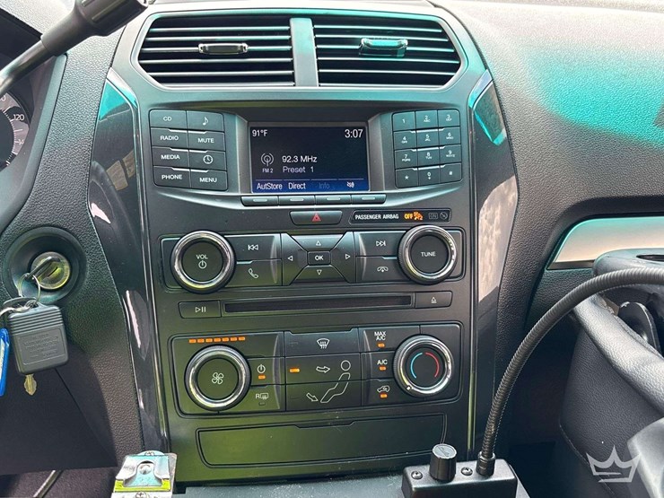 2016-ford-explorer-image-16