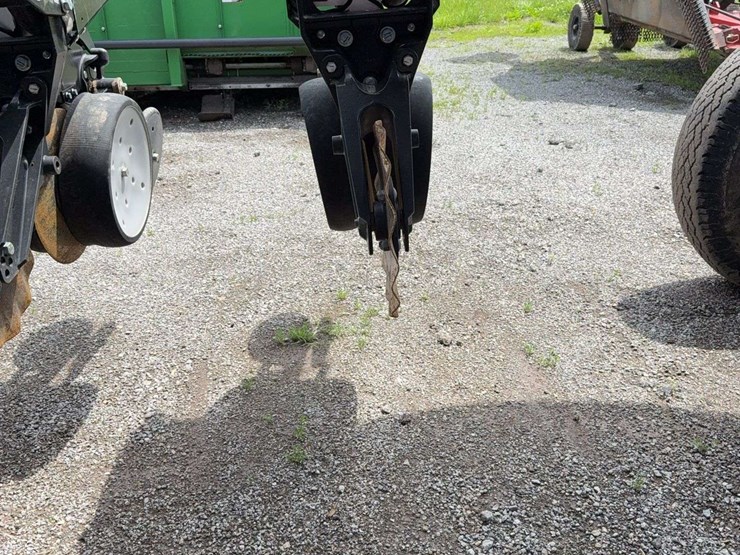 kinze-24-center-fill-planter,-30''-image-30