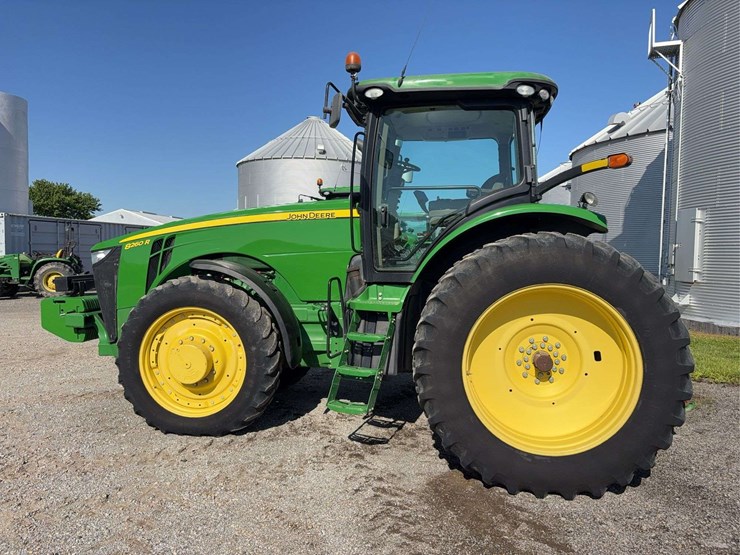 2011-john-deere-8260r-image-16