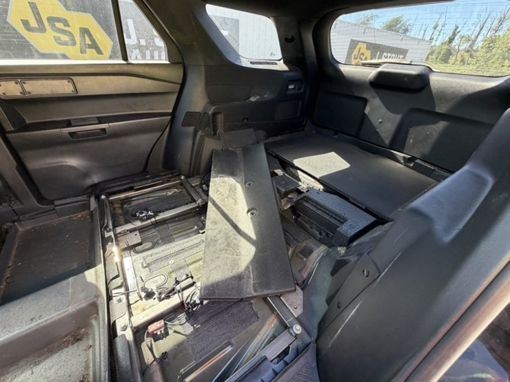 2020-ford-explorer-image-22