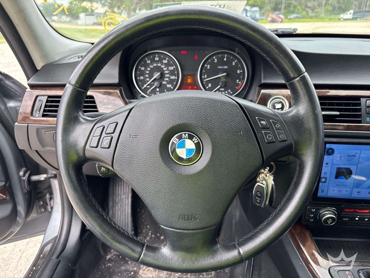 2011-bmw-328i-sedan-image-13