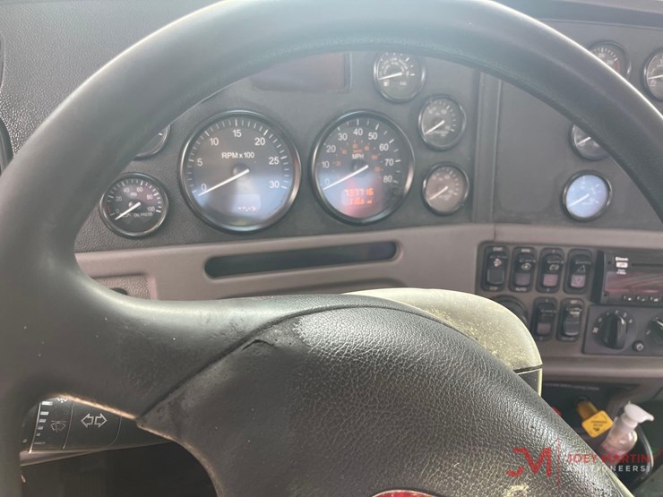 2016-peterbilt-365-image-22