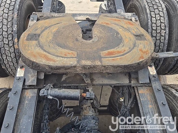 2019-volvo-vnl860-image-26