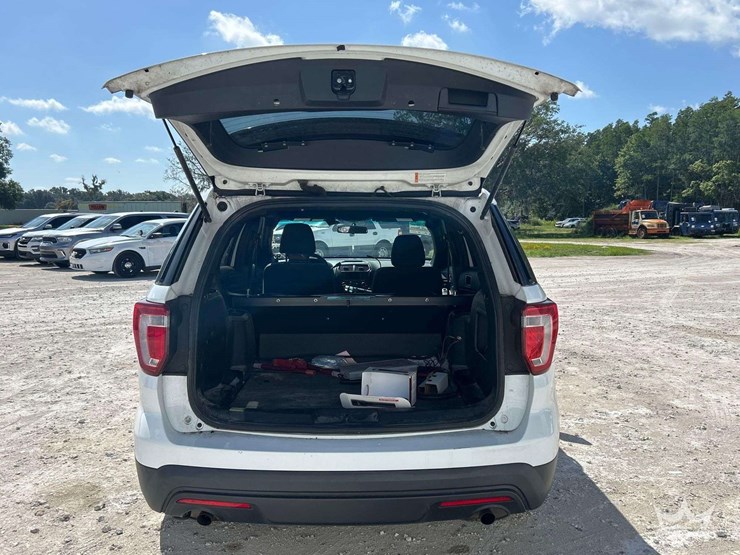 2016-ford-explorer-image-25