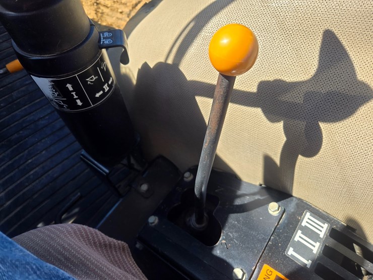 2010-john-deere-6115d-image-35