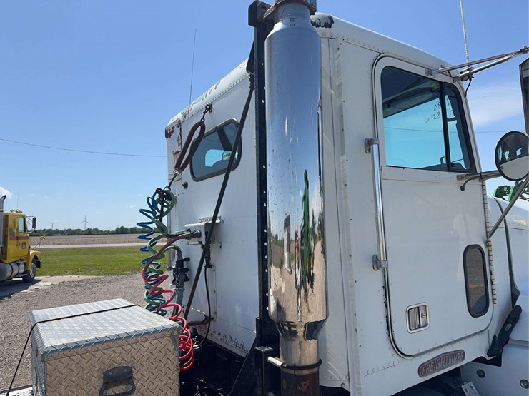 1996-fld-120-freightliner-day-cab-semi-image-18