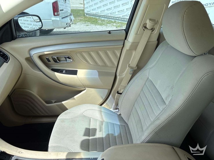 2018-ford-taurus-sedan-image-22