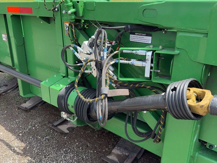 2018-john-deere-12-image-10