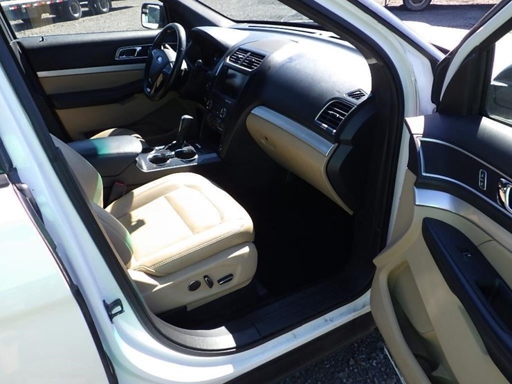 2016-ford-explorer-image-15
