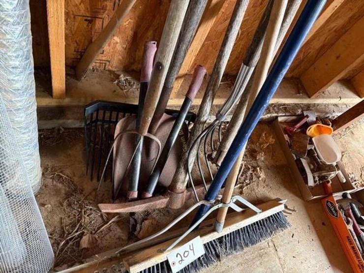 yard-tools.-pitch-forks,-broom,-shovel-etc-image-4