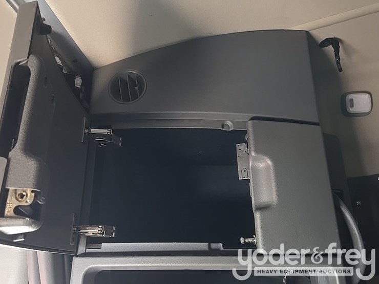 2019-volvo-vnl860-image-45