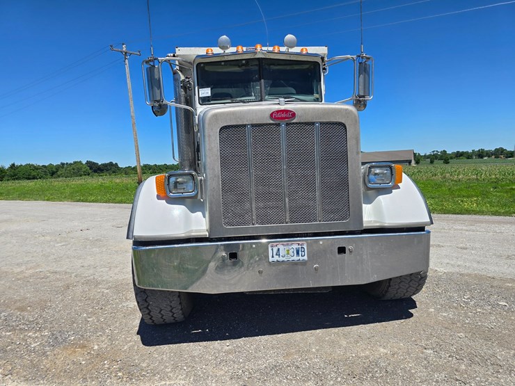 2017-peterbilt-365-image-28
