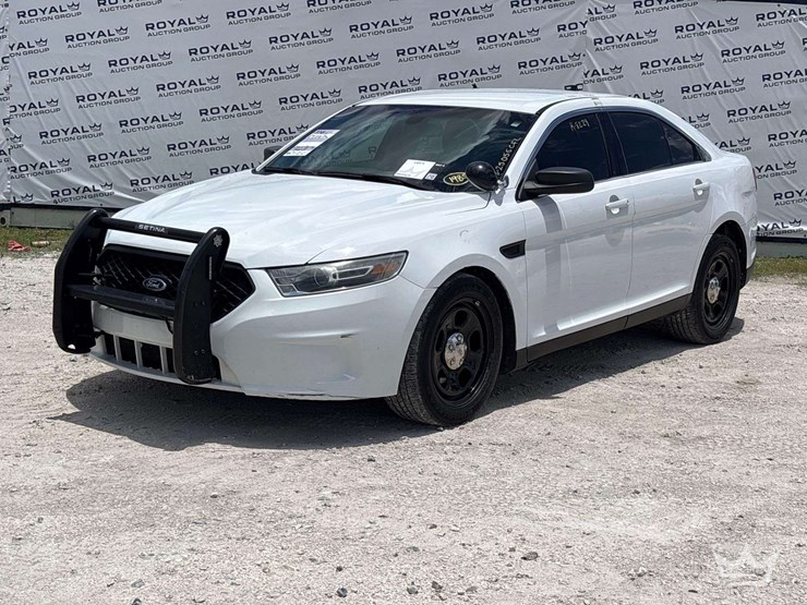 2016-ford-taurus-sedan-image-1
