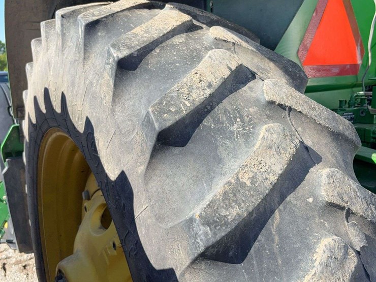 2011-john-deere-8260r-image-37