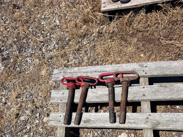 hitch-pins:-group-of-4-image-1