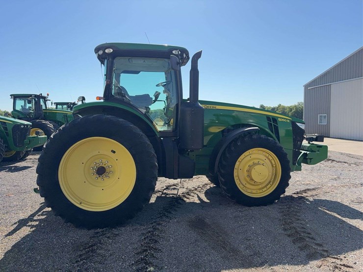 2011-john-deere-8260r-image-17