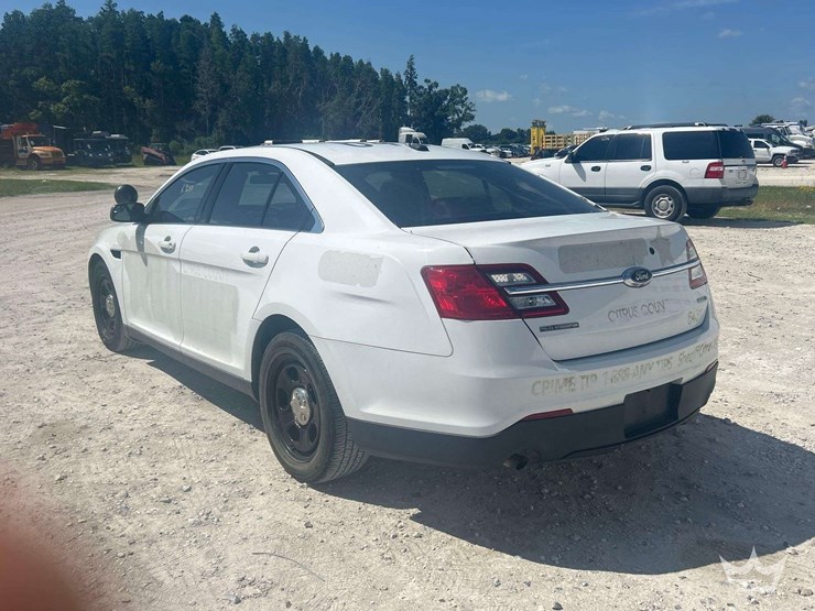 2018-ford-taurus-awd-sedan-image-4
