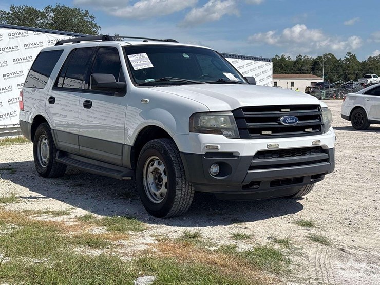 2016-ford-expedition-xlt-image-2