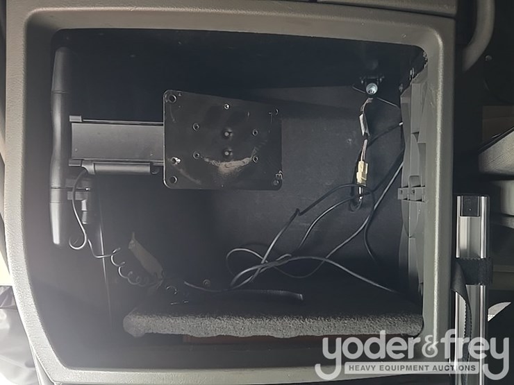 2019-volvo-vnl860-image-44