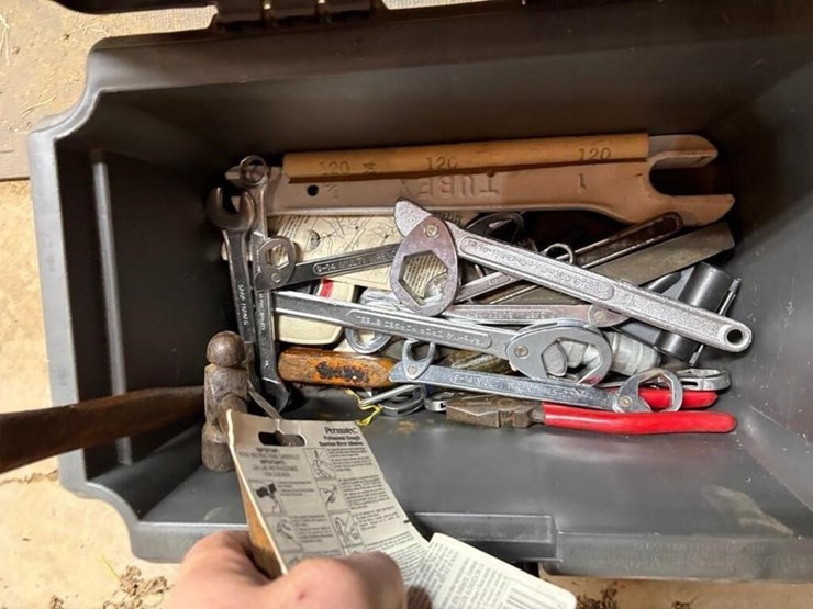 rubbermaid-toolbox-&-misc-tools-image-3