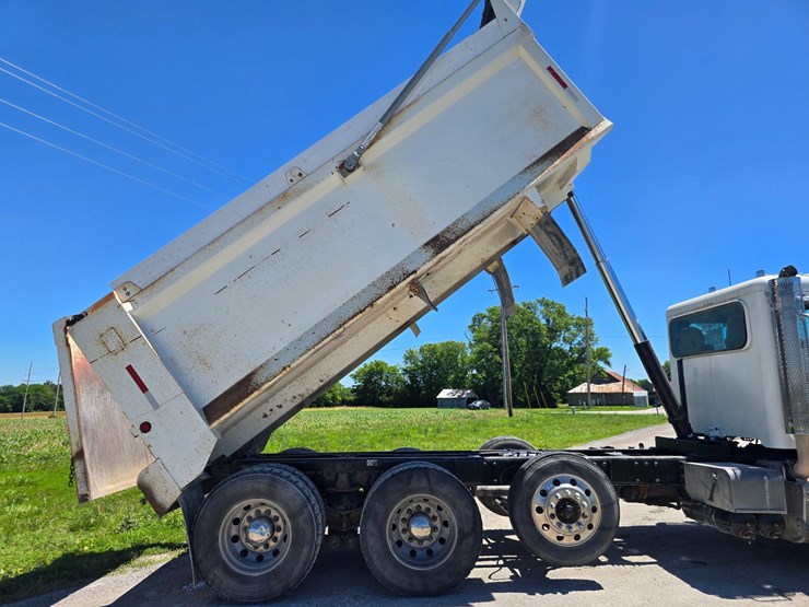 2017-peterbilt-365-image-66