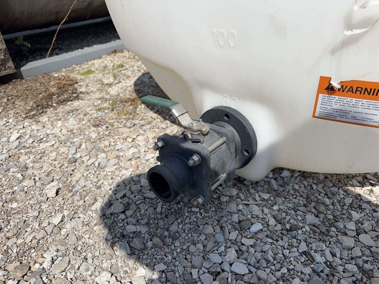 white-poly-chemical-tank---300-gal-(lid-is-warped-and-missing-small-lid)-image-8