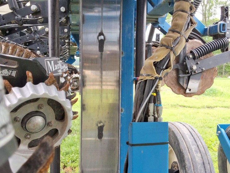 2015-kinze-16-row-corn-planter-with-dry-fertilizer-image-27