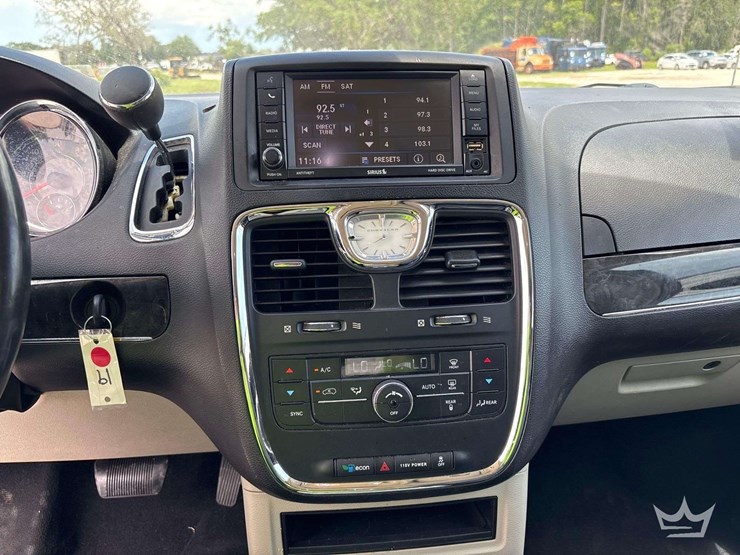 2015-chrysler-town-&-country-image-17