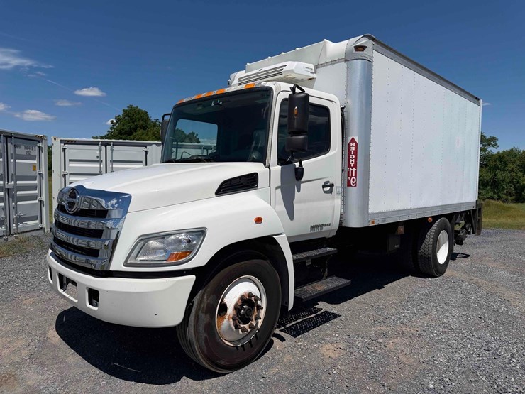 2012-hino-268-image-1