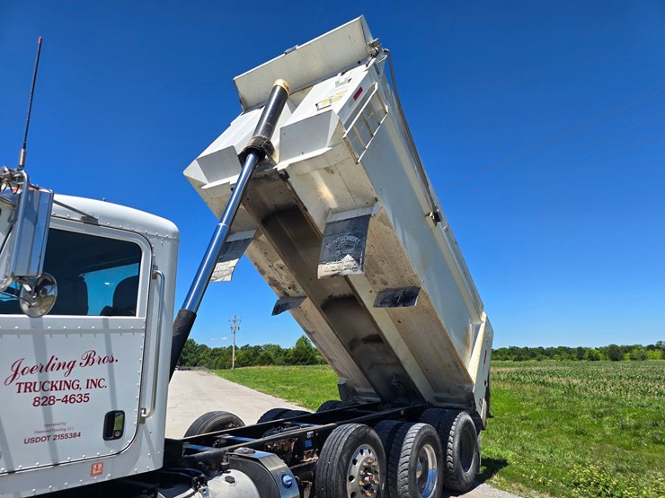 2017-peterbilt-365-image-53