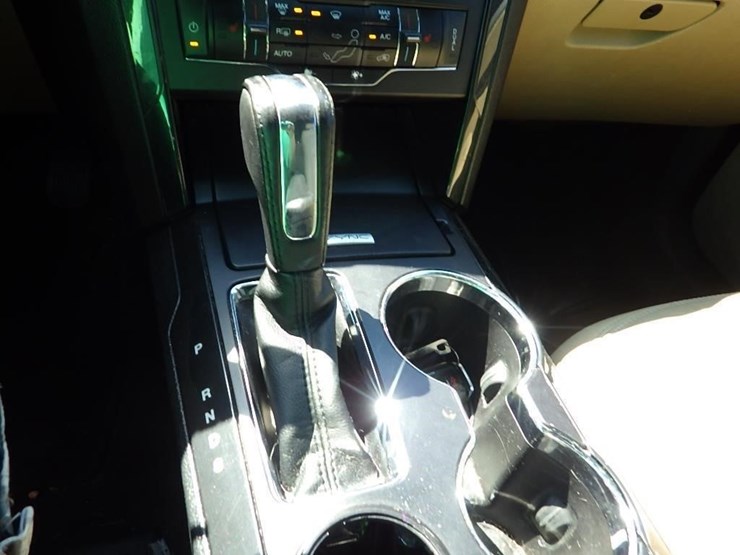 2016-ford-explorer-image-27