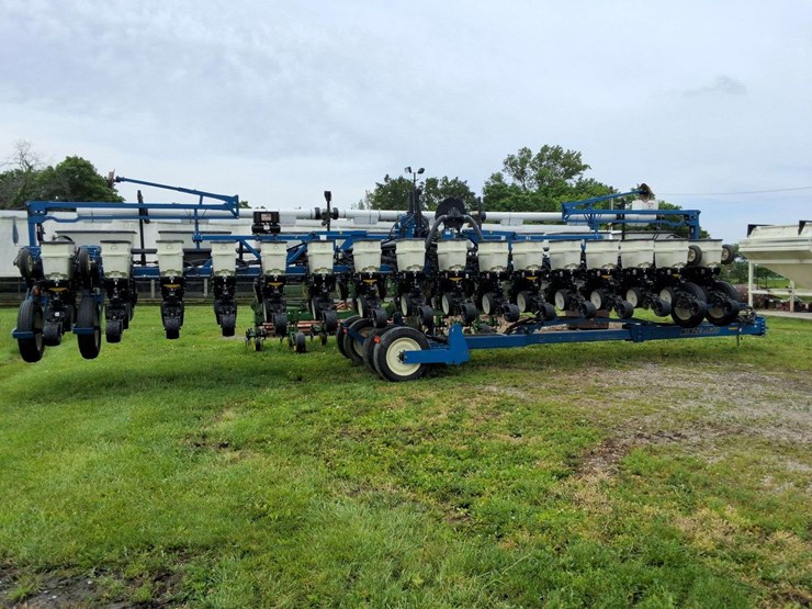 2015-kinze-16-row-corn-planter-with-dry-fertilizer-image-15
