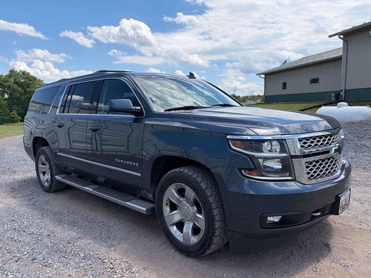 2019-chevrolet-suburban-image-3