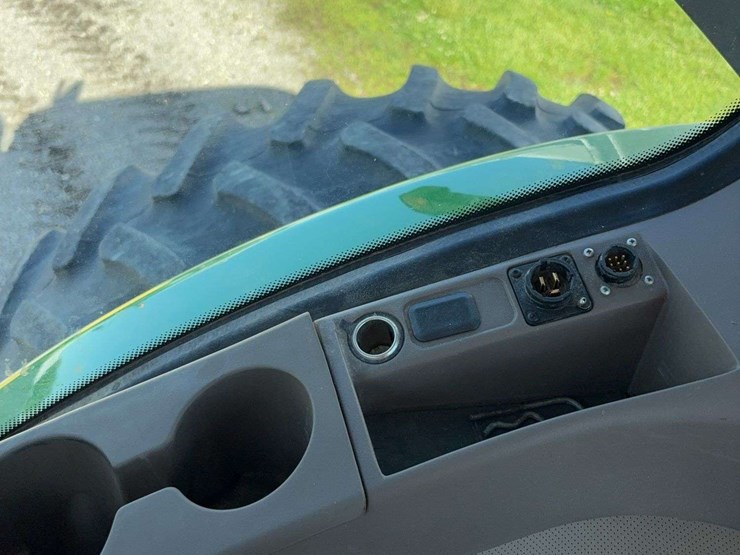 2011-john-deere-8260r-image-56