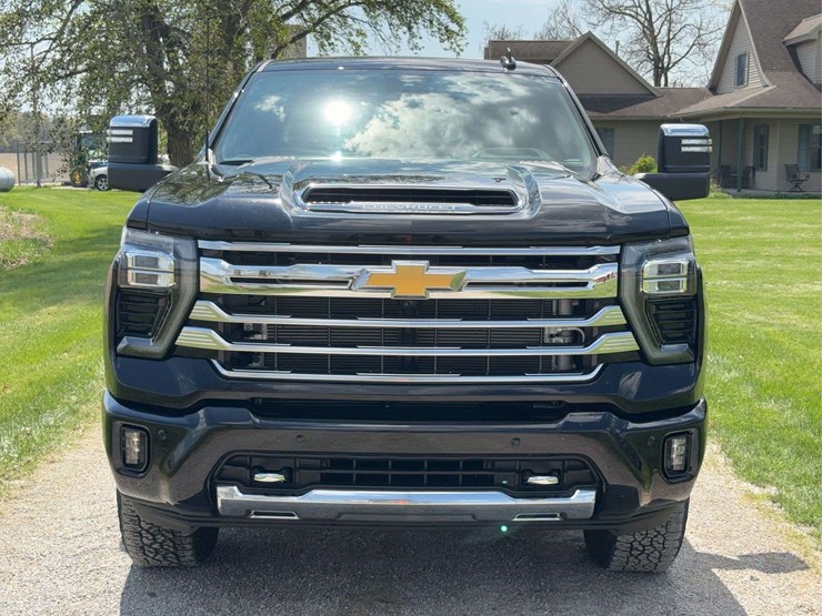 2025-chevrolet-silverado-2500hd-high-country-image-3