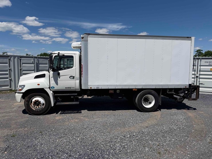 2012-hino-268-image-2
