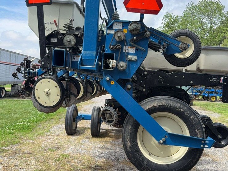 2014-kinze-16-row-corn-planter-with-dry-fertilizer-image-13