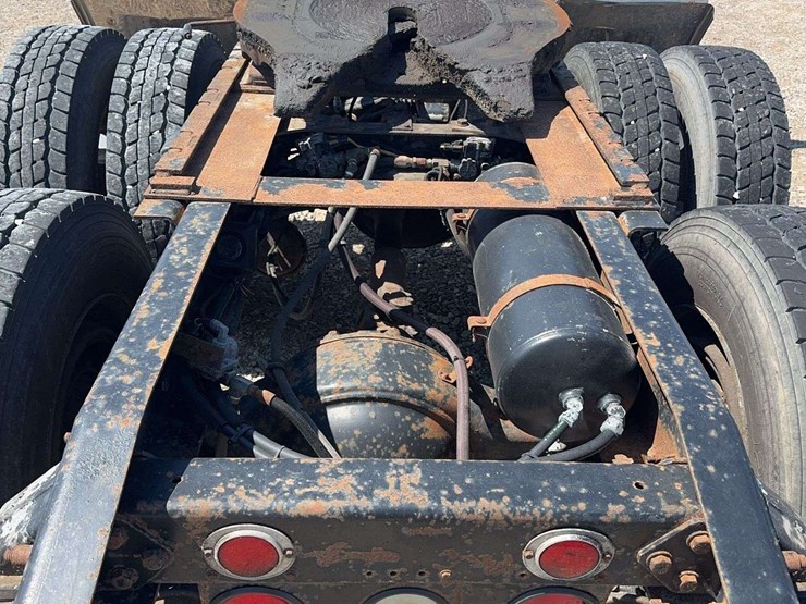 1996-fld-120-freightliner-day-cab-semi-image-12