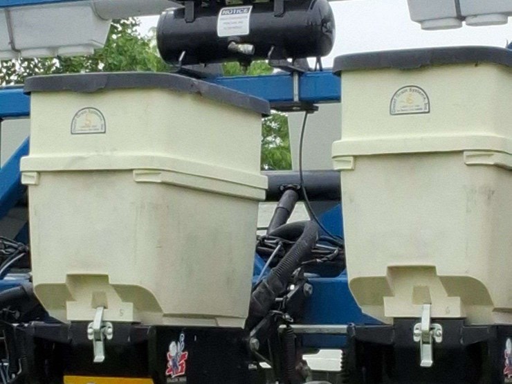 2015-kinze-16-row-corn-planter-with-dry-fertilizer-image-25